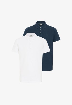 Deux polos, un blanc et un bleu marine. Les deux présentent un col et des patte de boutonnage, un tissu en coton doux et un design simple.