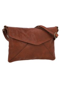 Hnedá kožená kabelka typu clutch s dizajnom obálky, so zipsom na klopničke, odolným popruhom a textúrovaným povrchom so šitými detailmi.