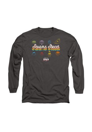 Langarmhemd in Dunkelgrau mit mehrfarbigem "Sesamstraße"-Logo und Comicfiguren-Gesichtern, mit "made in 1969"-Detail am unteren Ende.