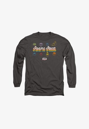 Langarmhemd in Dunkelgrau mit mehrfarbigem "Sesamstraße"-Logo und Comicfiguren-Gesichtern, mit "made in 1969"-Detail am unteren Ende.
