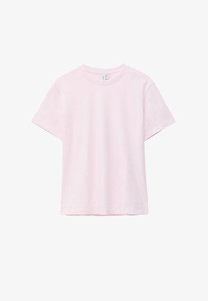 Lichtroze T-shirt met korte mouwen en een ronde hals, met een losse pasvorm, platliggend weergegeven op een witte achtergrond.