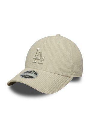 Beige Cord-Baseballkappe mit erhobenem "LA"-Logo auf der Vorderseite und gebogenem Schirm, zeigt Markenaufkleber oben auf dem Schirm.