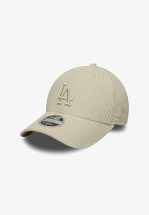 Beige Cord-Baseballkappe mit erhobenem "LA"-Logo auf der Vorderseite und gebogenem Schirm, zeigt Markenaufkleber oben auf dem Schirm.