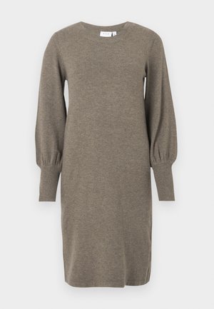 Abito maglione verde oliva con maniche lunghe e gonfie e polsini a coste. Presenta un collo rotondo e un taglio dritto, realizzato in morbido materiale lavorato a maglia.