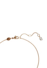 Bracciale in oro rosa con un delicato design a catena, dotato di un moschettone e di un'accensione a cristallo rettangolare trasparente all'estremità.