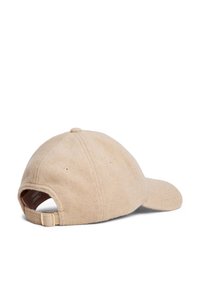 Gorra de béisbol de lana beige con visera curvada, textura suave, correa ajustable en la parte posterior y sutiles detalles de costura.