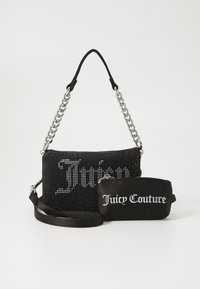 Borsa nera con tracolla in catena argentata, caratterizzata da un frontale con perline e logo e una piccola pochette rimovibile. Texture liscia, design compatto.