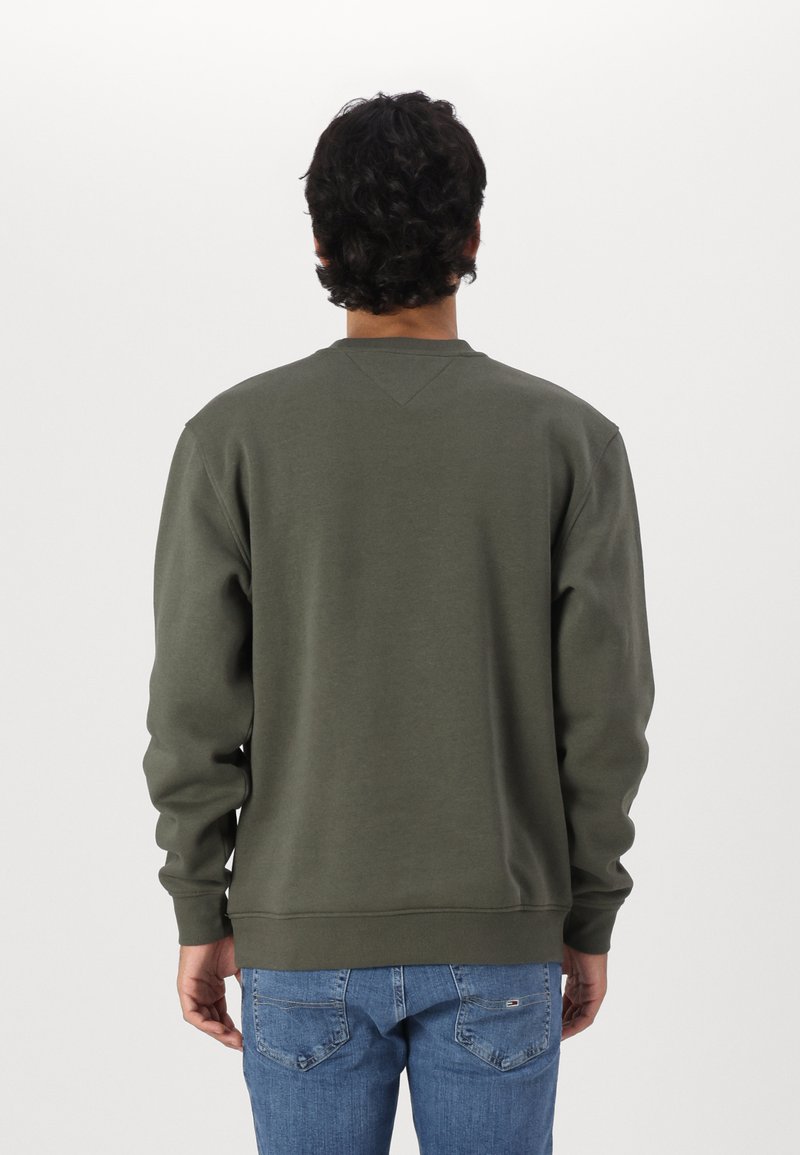 Felpa verde oliva, maniche lunghe, scollo a girocollo, polsini e orlo a costine, realizzata in morbido misto cotone, design minimalista senza stampe.