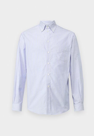 Jasnoniebieska i biała koszula z długim rękawem w paski, z kołnierzykiem zapinanym na guziki, kieszenią z przodu oraz zapięciem na guziki, wykonana z materiału o gładkiej teksturze.