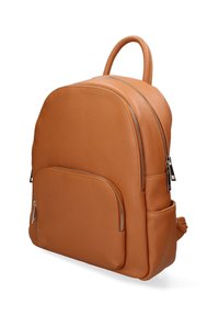 Piccola backpack in pelle color tan con tasca anteriore con zip, manico superiore, tasche laterali e zip argentati, su sfondo bianco.