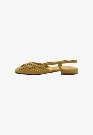 Scarpa flat slingback color cuoio con punta perforata appuntita e sottile cinturino su sfondo bianco.