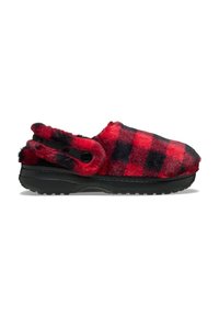 Rode en zwarte geruite slipper met een zachte textuur, flinke neus, zwarte rubberen zool en twee decoratieve knopen op de hak voor extra stijl.