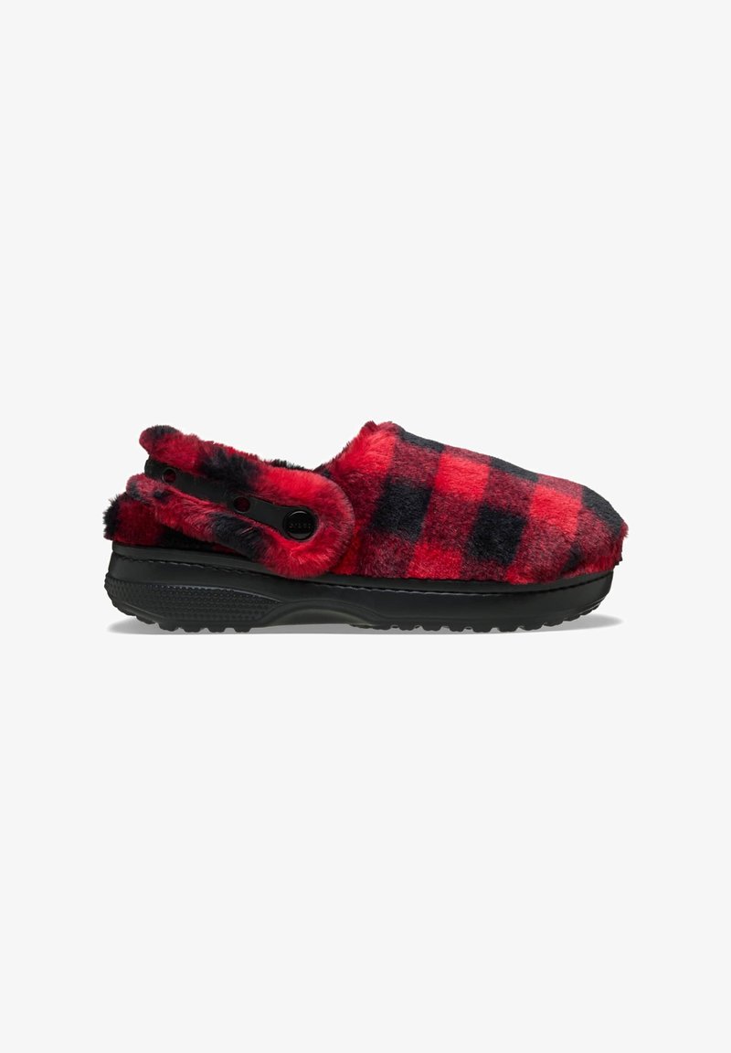 Pantoufle à carreaux rouge et noir avec une texture douce, bout arrondi, semelle en caoutchouc noir et deux boutons décoratifs sur le talon pour le style.