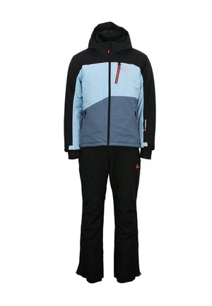 Ensemble de vêtements de ski composé d'une veste et d'un pantalon dans des tons de bleu clair, gris foncé et noir. Il est doté d'une fermeture éclair à l'avant, d'une capuche réglable et de plusieurs poches avec des accents orange.