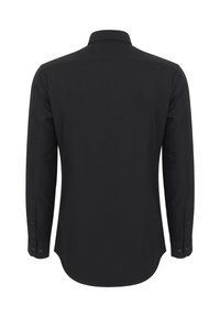Czarna koszula z długim rękawem, z wydłużonym kołnierzykiem, mankietami zapinanymi na guziki i zaokrąglonym hemem. Gładka tkanina bez wzorów i ozdób.