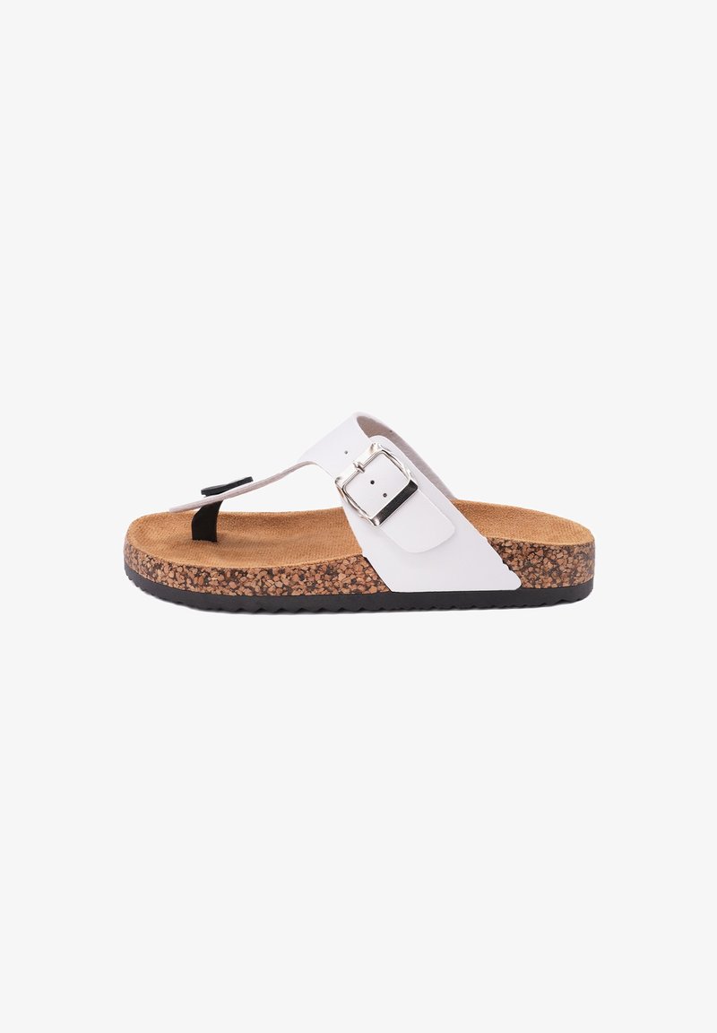 Sandal bianco con design a fascia per le dita, cinturino regolabile con fibbia argentata, fondello simile al sughero e suola in gomma nera.