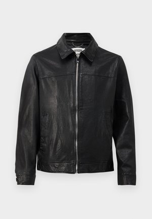Chaqueta de cuero negra con cuello tipo solapa, cremallera frontal y bolsillos laterales. Textura suave con mínimos detalles de costura.
