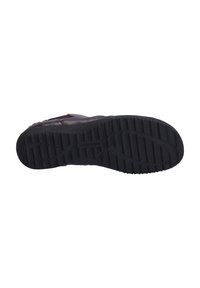 Suola di scarpa in gomma nera con scanalature profonde e texture per una maggiore aderenza. Bordi lisci e design del tallone rinforzato. Nessun marchio visibile.