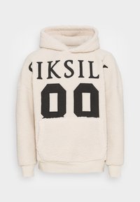 Hellbeiger Sherpa-Hoodie mit schwarzem Schriftzug "IKSIL" und "00". Mit einer Fronttasche und anschmiegsamen Bündchen.