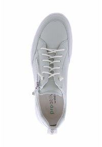 Ljust blå lädersneaker med vita snören, sidoglashuvud i detalj, rund tå och texturerad ovandel. Vit gummisula fulländar designen.