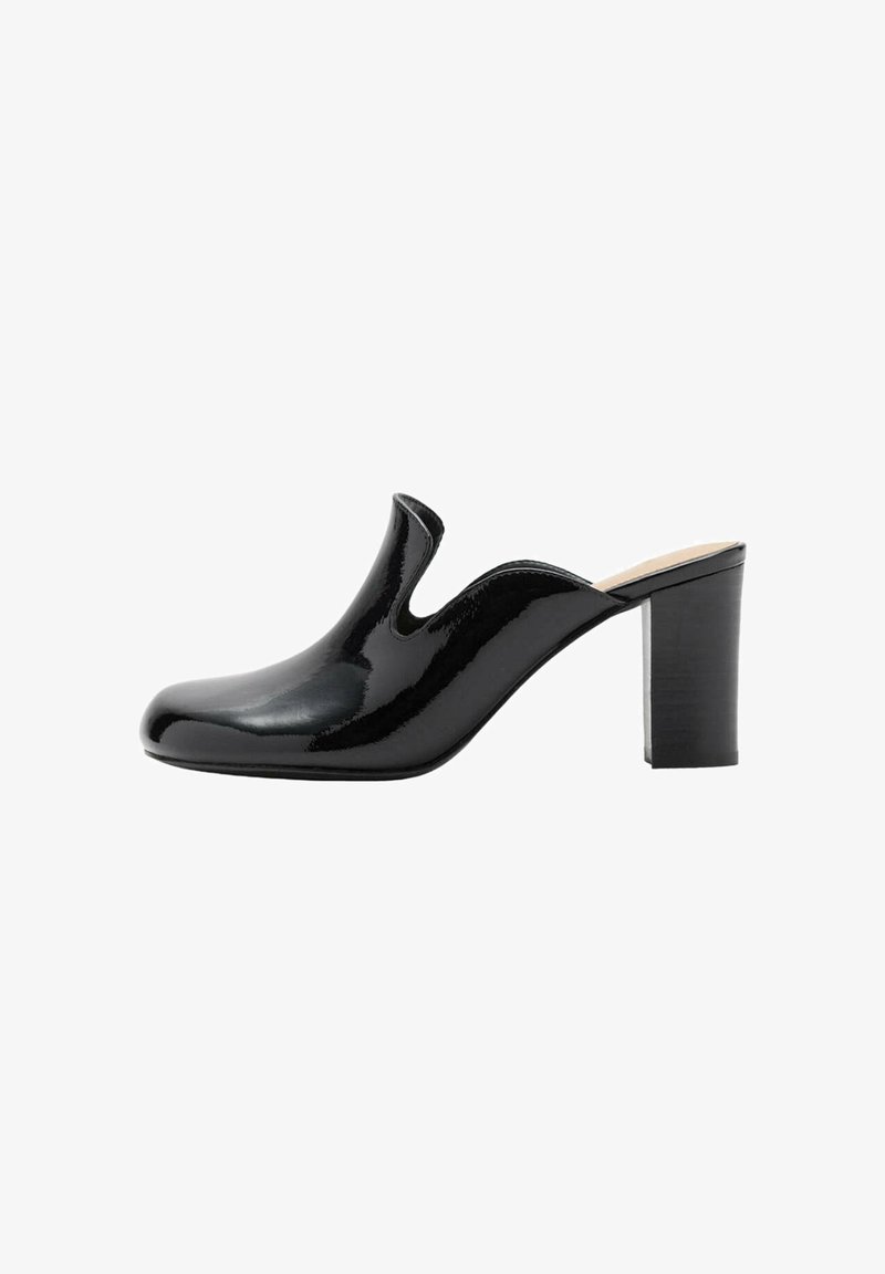 Mule en cuir verni noir avec un talon bloc haut et une ouverture en V sur la partie supérieure.