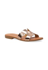 Roze-gouden schuiflopen met twee brede banden, uitsparingen en een platte bruine zool. Glad metallic afwerking en beige binnenzooldetails.