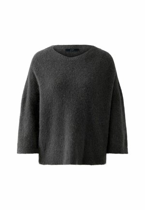 Donkergrijs, oversized gebreid trui met een zachte, fuzzy textuur. Heeft een V-hals en wijde mouwen, getoond zonder versieringen of patronen.