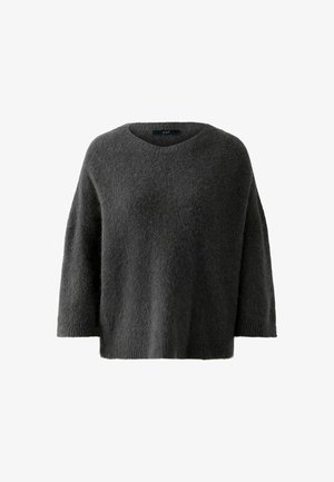 Un pull en maille surdimensionné gris foncé avec une texture douce et duveteuse. Il présente un col en V et des manches larges, sans ornements ni motifs.