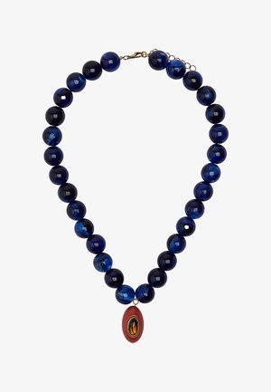 Naszyjnik z ciemnoniebieskimi okrągłymi koralikami, przeplatany jaśniejszymi marmurkowymi koralikami, oraz czerwoną owalną zawieszką w złotej oprawie.