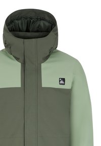 Grüne wasserdichte Jacke mit hohem Kragen, die ein zweifarbige Design aufweist: dunkle grüne Körper und hellgrüne Schultern. Enthält ein Logo-Patch.
