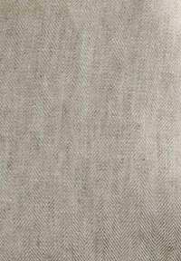 Közelről látható bézs szövött anyag finom halszálka mintával és texturált átlós vonalakkal.