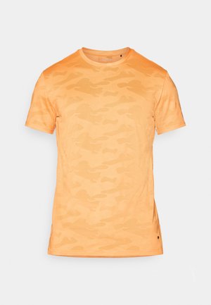 Narancssárga álcázott mintázatú, rövid ujjú póló, kerek nyakkivágással és finoman textúrált anyaggal. Oldalsó hasíték aHemnél. Könnyű kialakítás.