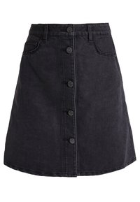 Černá džínová áčková sukně s předním zapínáním na knoflíky, dvěma bočními kapsami a dolním lemem, který se mírně rozšiřuje.