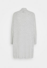 Długi szary kardigan wykonany z teksturowanej dzianiny. Posiada kołnierz oraz ściągacze przy rękawach, a po bokach u dołu ma rozcięcia ułatwiające poruszanie się.