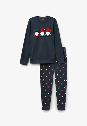 Marineblauw loungeoutfit bestaande uit een sweatshirt met ronde hals en drie applicaties van kabouters, en bijpassende broek met verspreide kabouterafbeeldingen.