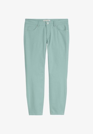 Lichtgroene katoenen broek met een slim fit, standaard vijfzakkenontwerp en een merklabel aan de tailleband. Glad textuur, geen patronen.