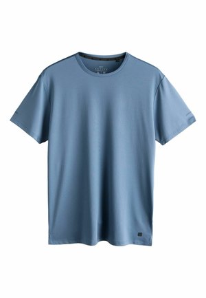 Modré atletické tričko s krátkym rukávom a okrúhlym výstrihom, s jemnou textúrou látky, zobrazené na bielom pozadí.