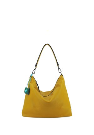Borsa a tracolla in pelle gialla con rifiniture nere e una piccola targhetta verde acqua attaccata, mostrata su sfondo bianco.
