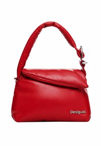 Piros bőr válltáska párnázott, lekerekített fogantyúval. Kétoldali záródása van, az elején ezüst színű logóval díszítve. Simább tapintású.