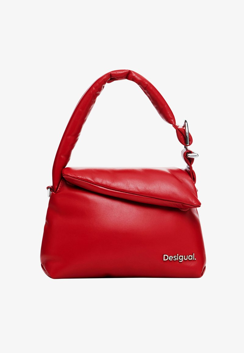 Piros bőr válltáska párnázott, lekerekített fogantyúval. Kétoldali záródása van, az elején ezüst színű logóval díszítve. Simább tapintású.