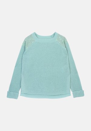 Svetle modrý svetr z žebrované textilie s krajkovými akcenty na ramenou. Má kulatý výstřih a dlouhé rukávy s manžetami.