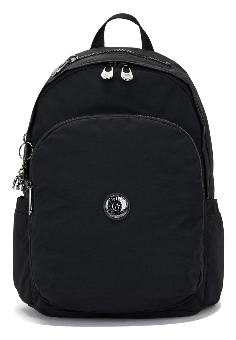 Sac à dos en nylon noir de forme arrondie, doté d'une double fermeture éclair, d'une poche avant et d'un accent de logo circulaire.