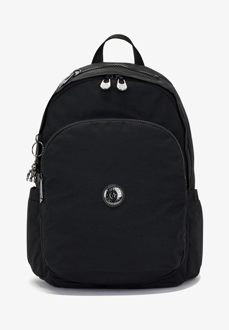 Černý nylonový batoh zaobleného tvaru, vybavený dvojitým zipovým uzávěrem, přední kapsou a kulatým logem.