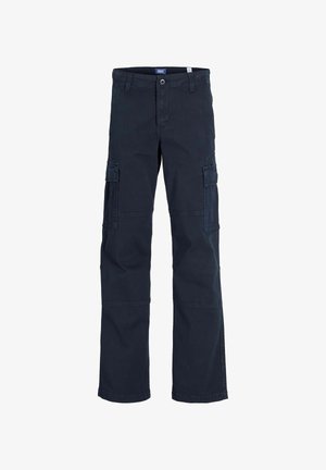 Dziecko ubranie w czarną i niebieską koszulę w kratę z guzikami, ciemne spodnie cargo i niebieskie trampki z białymi paskami, stojące na jednolitym tle.