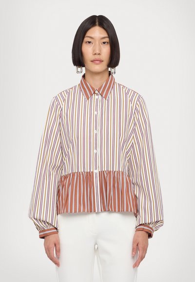 Stribet skjorte med peplum-hem. Har en blanding af farver, herunder brun, gul og lilla. Lange, puffede ærmer med kontrasterende manchetter.