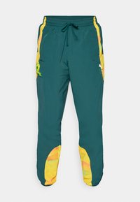 KIDSUPER MAMELODI SUNDOWNS FC TRAVEL PANT - Klubruházat - green terrain/pelé yellow