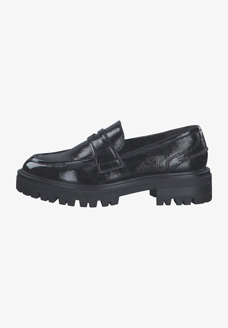 Mocassin en cuir noir brillant avec semelle épaisse à crampons et talon bas massif, avec une bride sur le dessus.