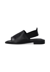 Zwarte leren slingback sandaal met een open teen, elastische band en platte rubberen zool. Soepele textuur en minimalistisch ontwerp.