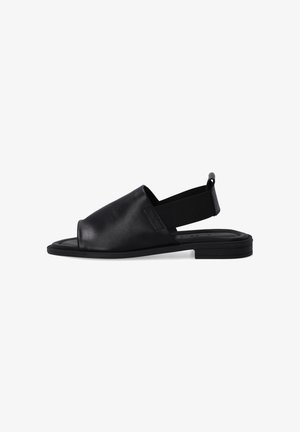Zwarte leren slingback sandaal met een open teen, elastische band en platte rubberen zool. Soepele textuur en minimalistisch ontwerp.