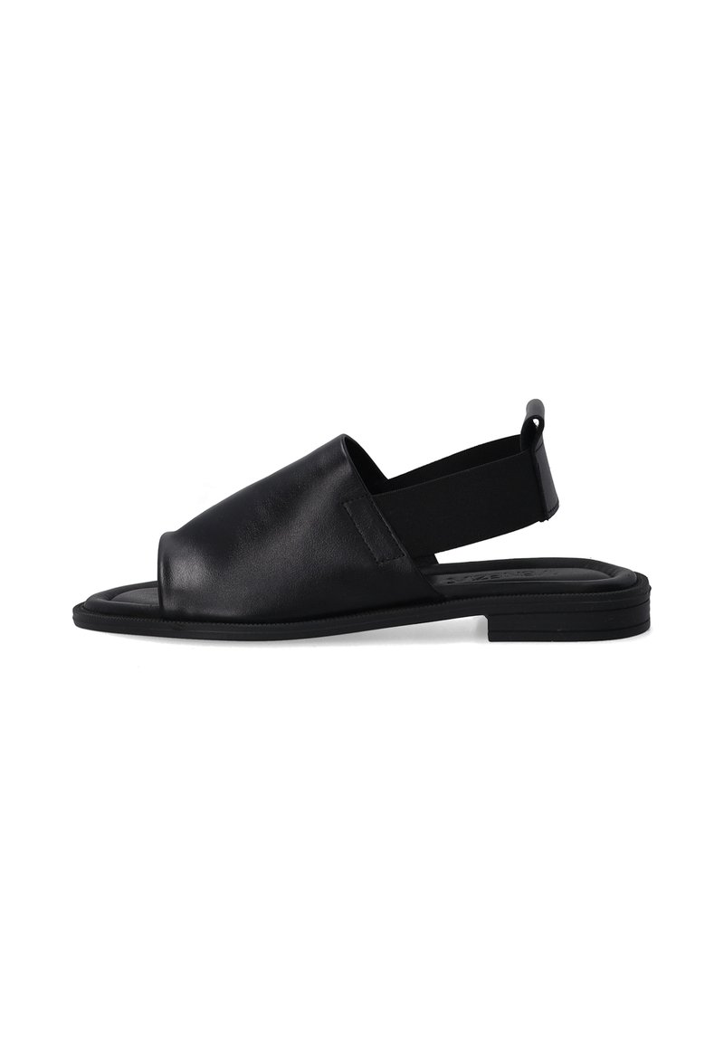 Zwarte leren slingback sandaal met een open teen, elastische band en platte rubberen zool. Soepele textuur en minimalistisch ontwerp.